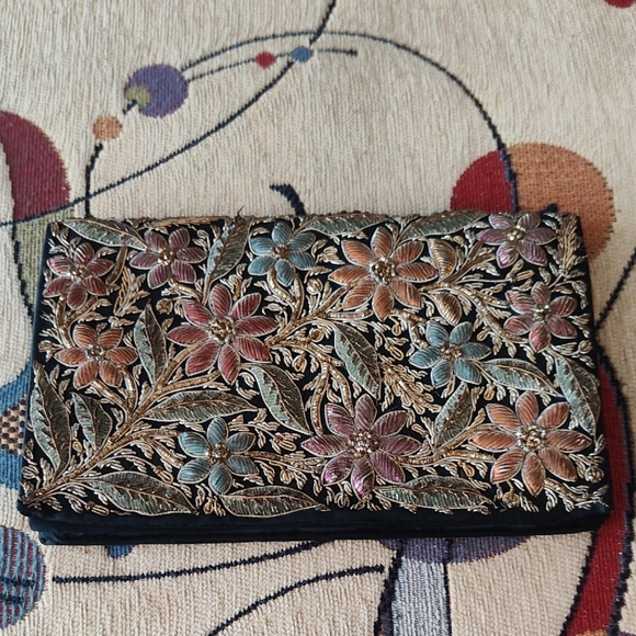 Vintage Handbags - Floral Embroidered Women's Clutch
